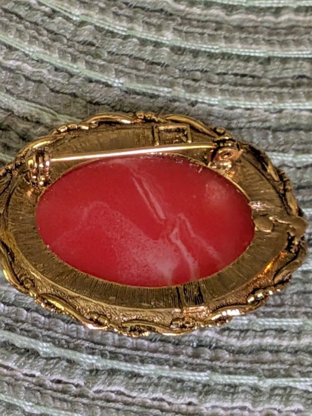 Vintage Red & White Mother and Child Cameo Resin Gold Tone Brooch Pin - Picture 5 of 8
